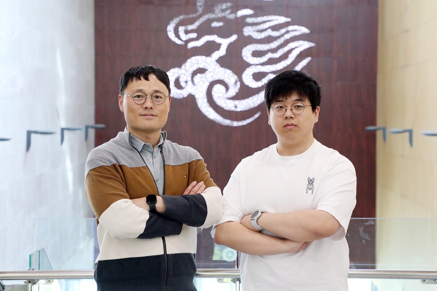 ▲ 영남이공대학교(총장 이재용) 소프트웨어융합과 김성민 씨(만 28세)가 10월 24일부터 25일까지 AWS Korea 본사(서울 강남구 테헤란로)에서 개최된 ‘2025 NI2.0 AID 해커톤 대회’에서 최우수상을 수상했다(김준형 지도교수(왼쪽)와 김성민  씨(오른쪽).ⓒ영남이공대