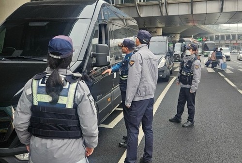 ▲ 경찰이 인천공항에서 외국인 관광객을 대상으로 무등록 불법 영업을 하는 차량을 단속하고 있다. ⓒ연합뉴스 제공 ▲ 경찰이 인천공항에서 외국인 관광객을 대상으로 무등록 불법 영업을 하는 차량을 단속하고 있다. ⓒ연합뉴스 제공