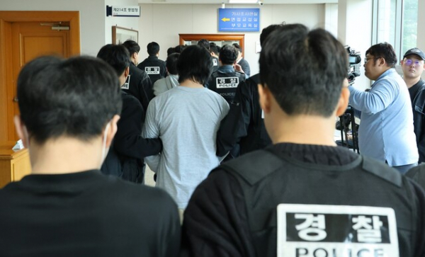 ▲ 충남경찰청이 28일 캄보디아를 거점으로 한 범죄조직에 가입한 후 전화·온라인 사기 행각을 벌인 혐의(범죄단체 가입 및 활동, 특정경제범죄가중처벌법상 사기)로 국내에 송환된 피의자 45명을 포함, 모두 55명을 구속 송치했다.사진은 충남경찰청에서 사기 혐의로 수사받는 캄보디아 송환 피의자들이 충남 홍성 대전지법 홍성지원에서 구속 전 피의자심문(영장실질심사)을 받기 위해 법정에 들어서고 있다.ⓒ충남경찰청