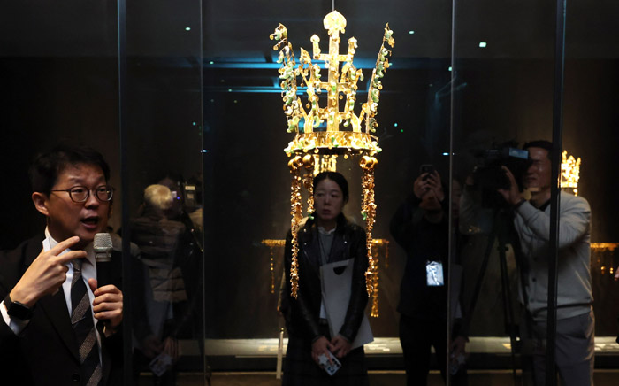 ▲ 지난 27일 경북 경주시 국립경주박물관에서 열린 특별전 '신라 금관, 권력과 위신' 언론 공개회에서 신라 금관 등이 공개되고 있다. ⓒ뉴시스