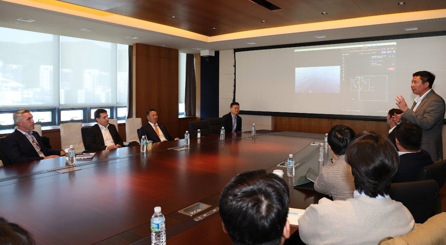 ▲ 폴 르윈(Paul Lwin) 해벅AI(HavocAI) CEO(맨 오른쪽 발표자)가 한화 임직원들에게 하와이 앞 바다에 대기중인 해벅AI의 무인수상정을 한화오션 거제사업장에서 원격통제하는 기술 시연을 선보이고 있다. ⓒ한화시스템