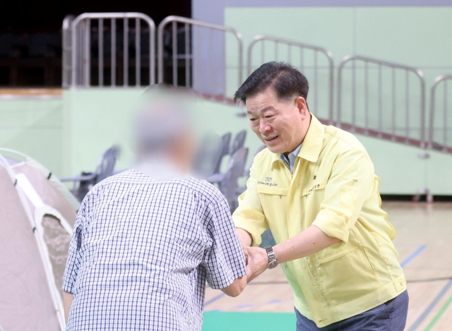 ▲ 박승원 광명시장이 지난 7월 소하동 아파트 화재 사고 임시 대피소(광명시민체육관)를 찾아 이재민을 위로하고 있다. ⓒ광명시 제공