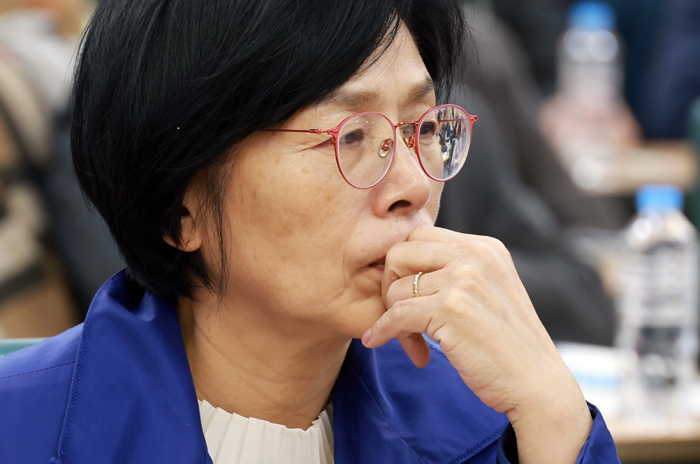 ▲ 최민희 국회 과방위원장이 지난 28일 서울 여의도 국회 의원회관에서 열린 K-바이오 혁신 세미나에서 생각에 잠겨 있다. ⓒ뉴시스