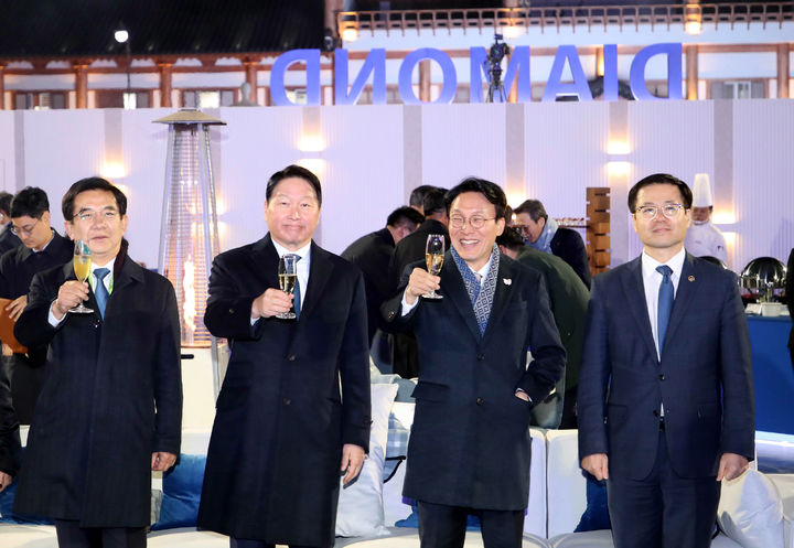 ▲ 최태원 대한상공회의소 회장과 김민석 국무총리 등 참석자가 28일 오후 경주 화랑마을 어울마당에서 열린 '아시아태평양경제협력체(APEC) 최고경영자(CEO) 서밋'의 첫 번째 공식 행사인 환영만찬에서 건배를 하고 있다. (사진= 대한상공회의소 제공) ⓒ뉴시스