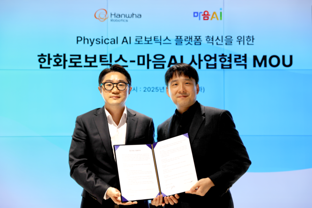 ▲ 지난 28일 경기 성남시 마음AI 본사에서 열린 MOU 체결식에 참석한 정병찬 한화로보틱스 대표(왼쪽)와 최홍섭 마음AI 대표. ⓒ한화로보틱스