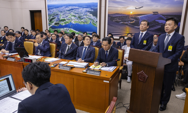 ▲ 13일 국회 국토교통원회에서 열린 국토교통부에 대한 2025년도 국정감사에서 건설 사고 증가 관련 증인으로 출석한 송치영 포스코이앤씨 사장(앞)과 김보현 대우건설 대표가 의원 질의에 답하고 있다.ⓒ연합뉴스