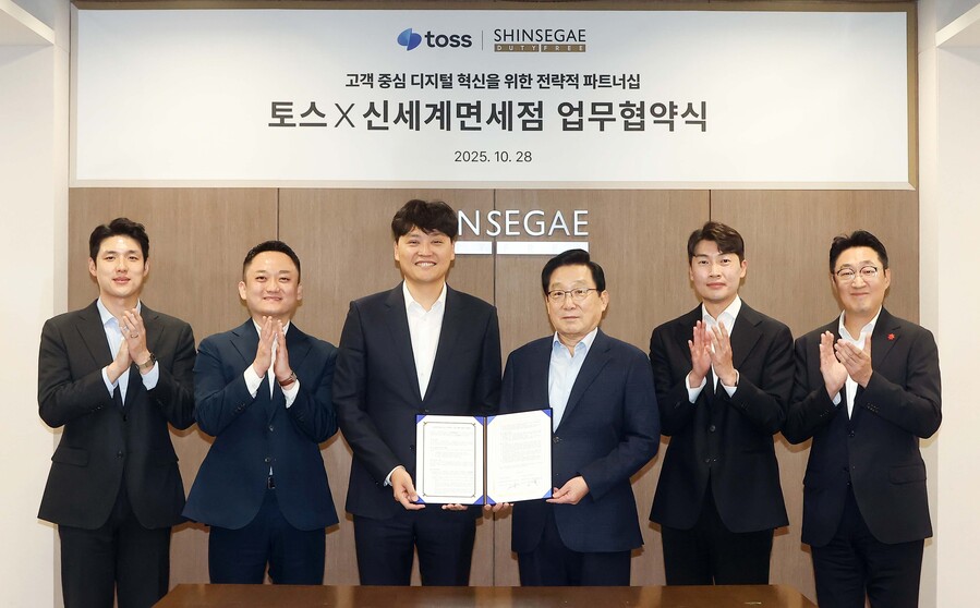 ▲ 토스는 신세계디에프와 고객 중심 디지털 혁신을 위한 전략적 업무협약(MOU)을 체결하고, 신세계면세점 온·오프라인 결제 환경에 토스페이를 도입하기로 했다. (왼쪽부터) 방승익 토스 매니저, 진필규 부문장, 이승건 대표, 이석구 신세계디에프 대표, 김현철 영업·마케팅 총괄, 곽종우 마케팅담당. ⓒ토스