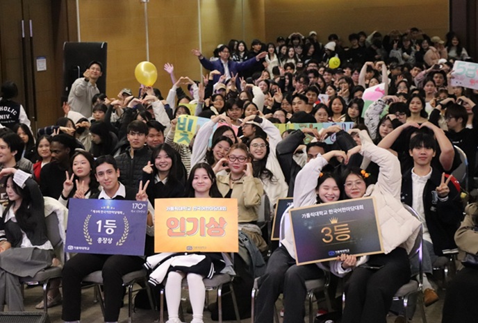 ▲ 가톨릭대학교 제9회 외국인 한국어 한마당 대회 수상자와 참가자들이 기념 사진을 촬영하고 있다.ⓒ가톨릭대