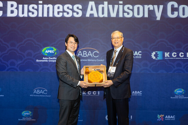 ▲ 이규호 코오롱 부회장이 지난 28일 부산에서 열린 아시아태평양경제협력체(APEC) 기업인자문위원회(ABAC) 제4차 회의 폐막행사를 주재하고 있다. ⓒ코오롱