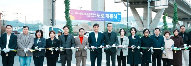 ▲ 지난 28일 열린 ‘역동~양벌 간(중로1-14호선) 도로 개설 공사’ 개통식에서 방세환 광주시장을 비롯한 내빈들이 기념테잎을 자르고 있다. ⓒ광주시 제공 ▲ 지난 28일 열린 ‘역동~양벌 간(중로1-14호선) 도로 개설 공사’ 개통식에서 방세환 광주시장을 비롯한 내빈들이 기념테잎을 자르고 있다. ⓒ광주시 제공