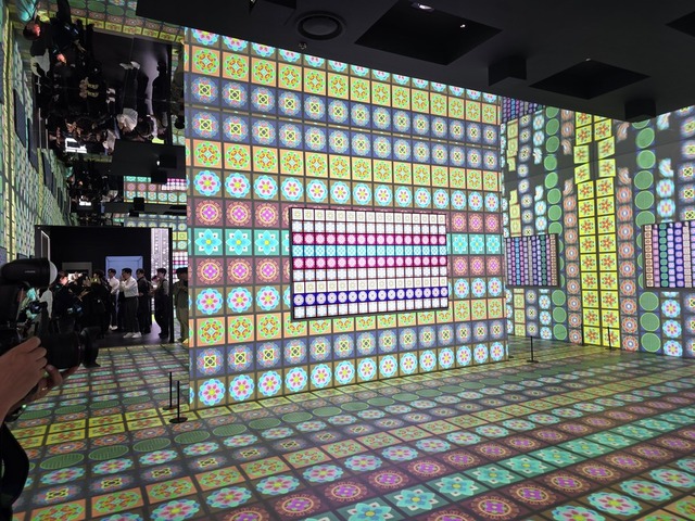 ▲ 삼성전자 부스에 전시된 114인치 초대형 마이크로 LED로 예술 영상이 송출되고 있다.ⓒ이가영 기자