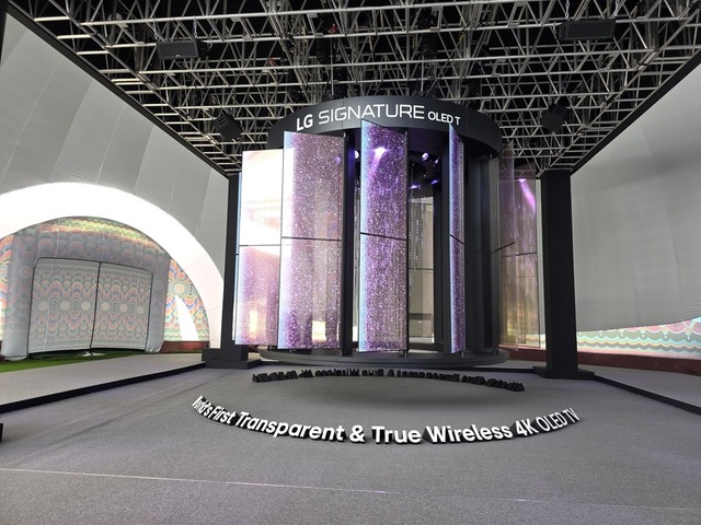 ▲ LG전자 부스에 설치된‘LG 시그니처 올레드 T 샹들리에'.ⓒ이가영 기자