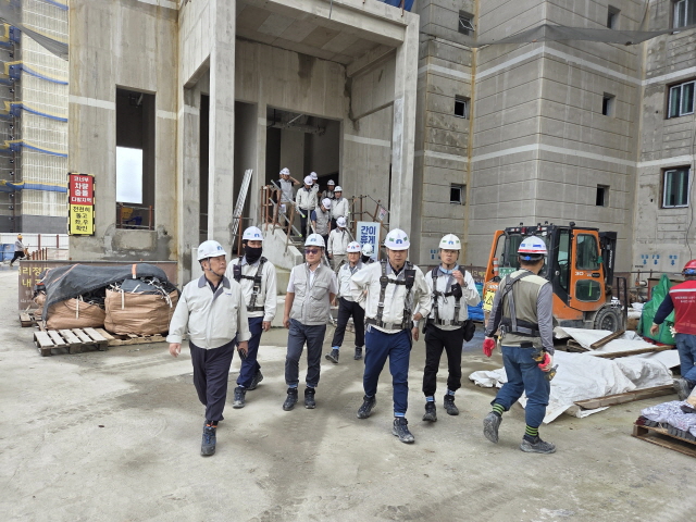 ▲ 중흥그룹 관계자들이 인천 검단지구 AB20-2블록 공사현장에서 안전·품질 합동점검을 진행하고 있다. ⓒ중흥그룹