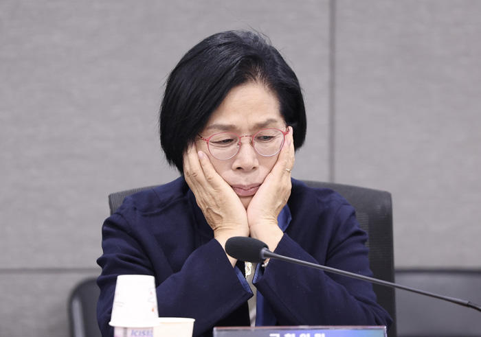 ▲ 최민희 국회 과학기술정보방송통신위원장이 지난 22일 서울 여의도 국회 의원회관에서 열린 AI의 등장과 미디어 생태계의 변화 토론회에서 얼굴을 만지고 있다. ⓒ뉴시스