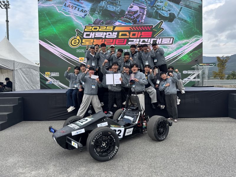 ▲ 한국자동차공학회 주최 ‘2025 대학생 스마트 e모빌리티 경진대회’에서 동상을 수상한 선문대 자작자동차 동아리 ‘G90’팀이 기념촬영을 하고 있다.ⓒ선문대