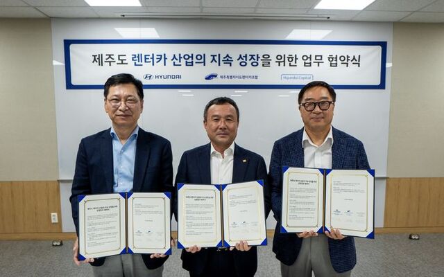 ▲ (왼쪽부터)김승찬 현대차 전무, 강동훈 제주특별자치도렌터카조합 이사장, 현대캐피탈 심장수 현대캐피탈 전무가 기념 촬영하고 있다. ⓒ현대차