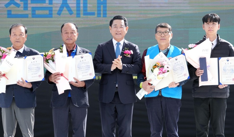 ▲ 김영록 전라남도지사가 28일 전남도농업기술원에서 열린 ‘2025 농촌지도자 전라남도연합회 한마음대회’에 참석해 유공자에게 표창장을 수여한 뒤 기념촬영을 하고 있다.ⓒ전라남도 제공 ▲ 김영록 전라남도지사가 28일 전남도농업기술원에서 열린 ‘2025 농촌지도자 전라남도연합회 한마음대회’에 참석해 유공자에게 표창장을 수여한 뒤 기념촬영을 하고 있다.ⓒ전라남도 제공