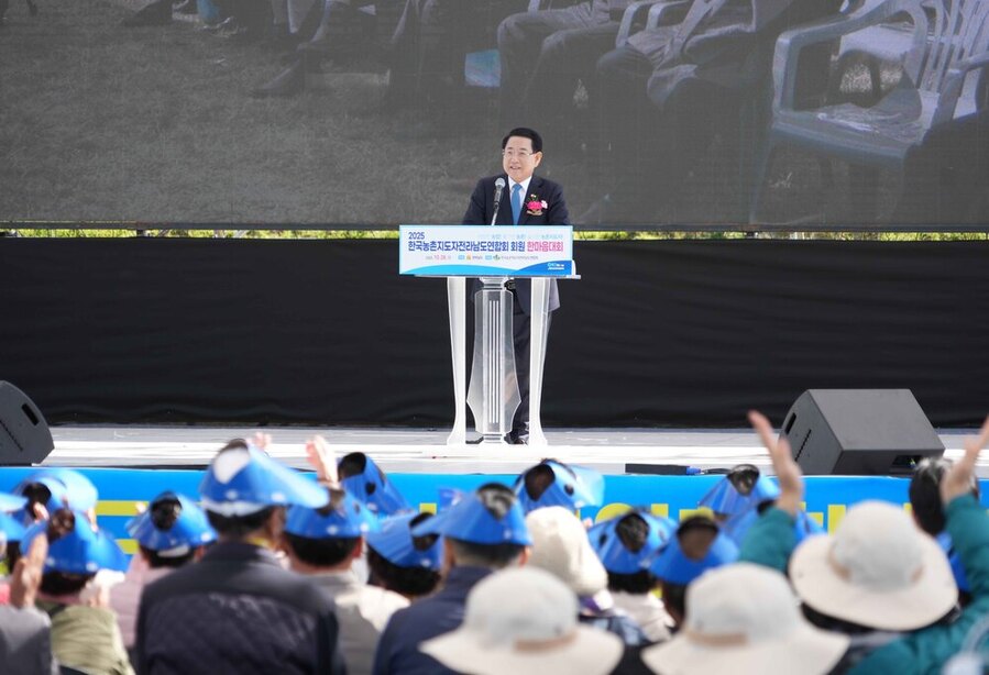 ▲ 김영록 전라남도지사가 28일 전남도농업기술원에서 열린 ‘2025 농촌지도자 전라남도연합회 한마음대회’에 참석해 인사말을 하고 있다.ⓒ전라남도 제공 ▲ 김영록 전라남도지사가 28일 전남도농업기술원에서 열린 ‘2025 농촌지도자 전라남도연합회 한마음대회’에 참석해 인사말을 하고 있다.ⓒ전라남도 제공