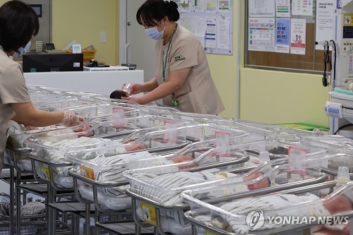 ▲ 한 병원에서 의료진이 신생아들을 보살피고 있는 모습.ⓒ연합뉴스