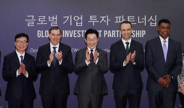 ▲ 이재명 대통령이 29일 경북 경주예술의전당에서 열린 글로벌 기업 투자 파트너십에서 참석자들과 기념촬영을 하고 있다. ⓒ뉴시스