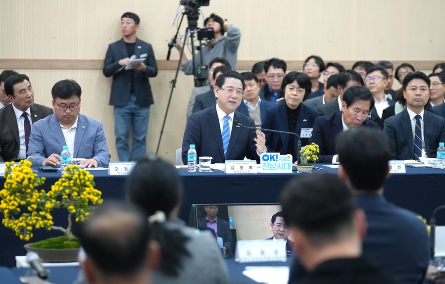 ▲ 김영록 전라남도지사가 28일 함평 어울림커뮤니티센터에서 열린 ‘함평군 정책비전 투어’행사에 참석해 토론을 주재하고 미래 비전 및 정책현안 등 지역 발전에 대한 의견과 제안에 대한 질문에 답변을 하고 있다.ⓒ전라남도 제공 ▲ 김영록 전라남도지사가 28일 함평 어울림커뮤니티센터에서 열린 ‘함평군 정책비전 투어’행사에 참석해 토론을 주재하고 미래 비전 및 정책현안 등 지역 발전에 대한 의견과 제안에 대한 질문에 답변을 하고 있다.ⓒ전라남도 제공