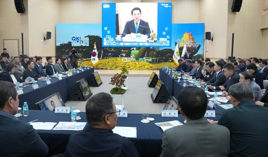 ▲ 김영록 전라남도지사가 28일 함평 어울림커뮤니티센터에서 열린 ‘함평군 정책비전 투어’행사에 참석해 인사말을 하고 있다.ⓒ전라남도 제공 ▲ 김영록 전라남도지사가 28일 함평 어울림커뮤니티센터에서 열린 ‘함평군 정책비전 투어’행사에 참석해 인사말을 하고 있다.ⓒ전라남도 제공