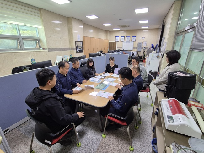 ▲ 춘천도시공사가 반부패·청렴문화의 확산 및 인식 강화를 위해 지난 23일부터 내달 7일까지 현장근무 120여 명의 직원 대상으로 '찾아가는 청렴교육'을 실시하고 있다. ⓒ춘천도시공사 ▲ 춘천도시공사가 반부패·청렴문화의 확산 및 인식 강화를 위해 지난 23일부터 내달 7일까지 현장근무 120여 명의 직원 대상으로 '찾아가는 청렴교육'을 실시하고 있다. ⓒ춘천도시공사