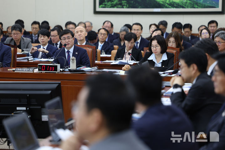 ▲ 김성환 기후에너지환경부 장관이 29일 오전 서울 여의도 국회 기후에너지환경노동위원회에서 열린 기상청 등에 대한 국정감사에서 질의에 답하고 있다. ⓒ뉴시스