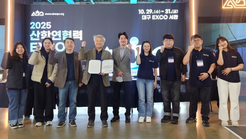 ▲ 한국기술교육대학교 RISE사업단이 대구 엑스코에서 개최된 '2025년도 지역혁신 우수사례 경진대회' 신산업 분야에서 우수상을 수상한 뒤 기념촬영을 하고 있다.ⓒ한기대