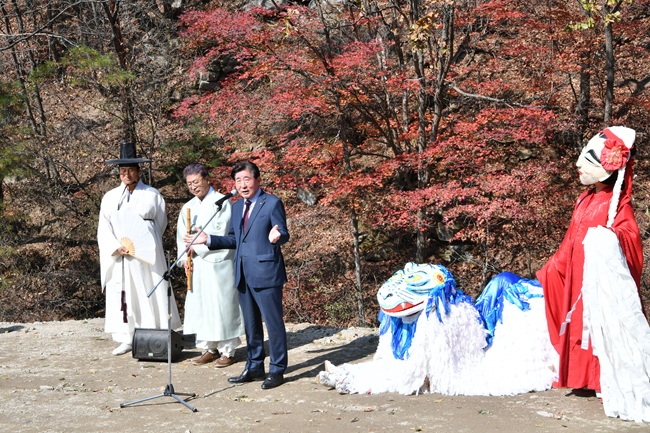 ▲ 청태·태기산생태관광지역협의체에서 생태관광지역활성화사업의 일환으로 추진되는 태기산 산신제가 29일 둔내면 삽교1리 서낭당에서 열렸다. ⓒ횡성군 ▲ 청태·태기산생태관광지역협의체에서 생태관광지역활성화사업의 일환으로 추진되는 태기산 산신제가 29일 둔내면 삽교1리 서낭당에서 열렸다. ⓒ횡성군