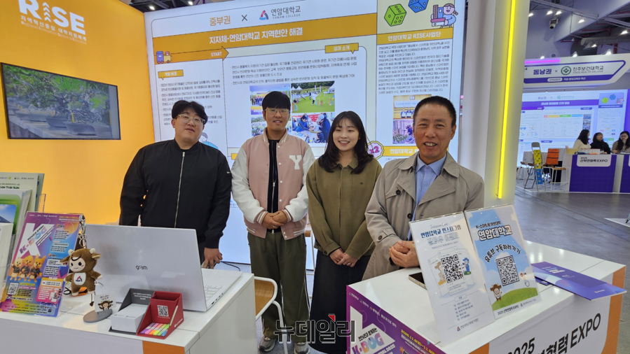 ▲ 29일 대구 EXCO에서 열린 2025 산학연협력 EXPO 부스에서 김원태 연암대학교 라이즈사업단장(충남라이즈 전문대학협의회장)이 학생들과 함께 부스에서 사진을 찍고 있다.ⓒ이길표 기자