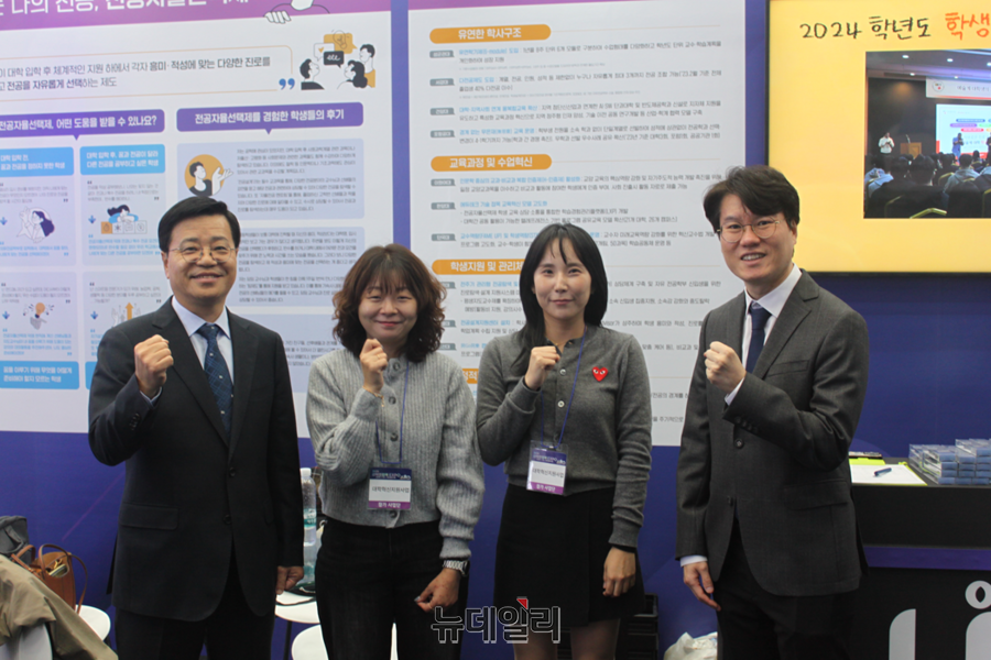 ▲ 이주열 남서울대 교수(대학혁신지원사업단 총괄협의회 회장)가 29일 대구 EXCO에서 개막한 2025 산학연협력엑스포에서 직원들과 함께 남서울대 부스에서 파이팅을 하고 있다. ⓒ이길표 기자