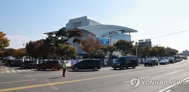 ▲ 29일 APEC(아시아태평양경제협력체) 정상회의 개최지인 경주 시내에서 도널드 트럼프 미국 대통령 수행차량이 이동하고 있다.ⓒ연합뉴스