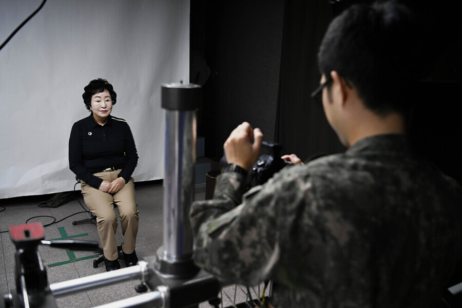 ▲ 어르신의 고운 모습을 카메라에 담고 있다.ⓒ공군 제1전투비행단 제공 ▲ 어르신의 고운 모습을 카메라에 담고 있다.ⓒ공군 제1전투비행단 제공