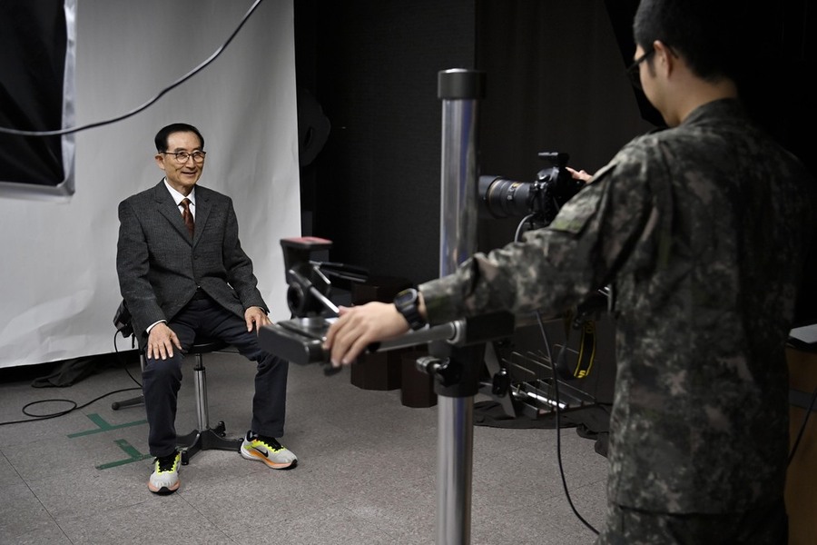 ▲ 어르신의 단정한 모습을 카메라에 담고 있다.ⓒ공군 제1전투비행단 제공 ▲ 어르신의 단정한 모습을 카메라에 담고 있다.ⓒ공군 제1전투비행단 제공