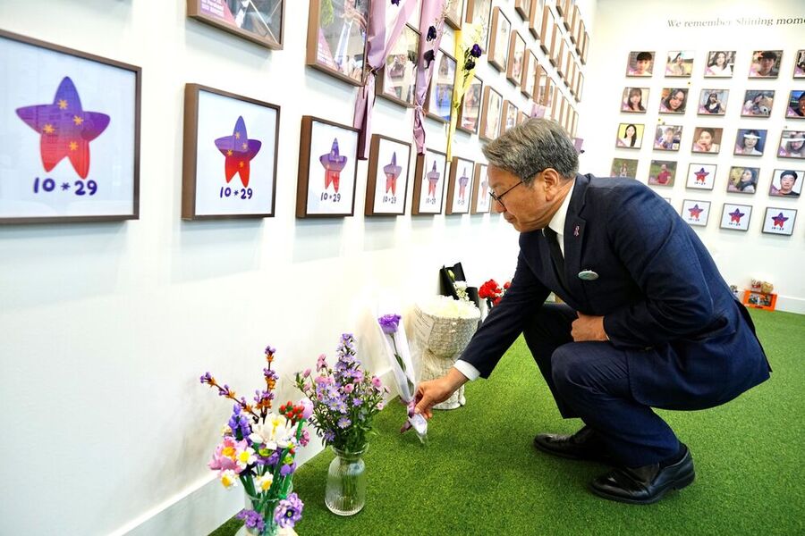 ▲ 강기정 광주광역시장이 29일 서울 종로구 10·29 이태원참사 기억소통공간인 별들의집을 방문해 헌화와 묵념을 하고 있다.ⓒ광주광역시 제공 ▲ 강기정 광주광역시장이 29일 서울 종로구 10·29 이태원참사 기억소통공간인 별들의집을 방문해 헌화와 묵념을 하고 있다.ⓒ광주광역시 제공