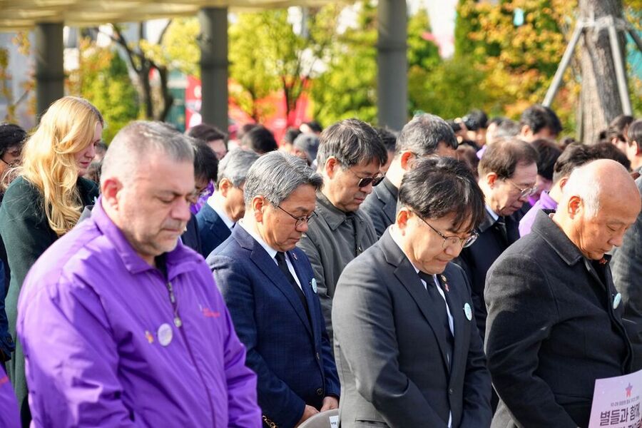 ▲ 강기정 광주광역시장이 이태원 참사 3주기를 맞아 29일 서울에서 열린 ‘10·29 이태원참사 3주기 기억식’에 참석해 희생자들을 추모하고 있다. ⓒ광주광역시 제공 ▲ 강기정 광주광역시장이 이태원 참사 3주기를 맞아 29일 서울에서 열린 ‘10·29 이태원참사 3주기 기억식’에 참석해 희생자들을 추모하고 있다. ⓒ광주광역시 제공