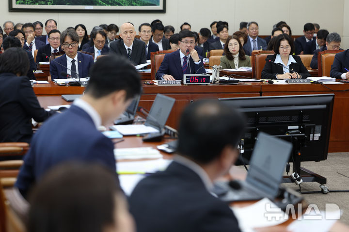 ▲ 김성환 기후에너지환경부 장관이 29일 오전 서울 여의도 국회 기후에너지환경노동위원회에서 열린 기상청 등에 대한 국정감사에서 질의에 답하고 있다. ⓒ뉴시스