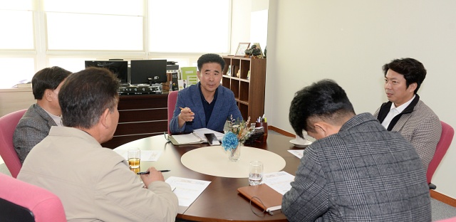 ▲ 마을버스 운수업체 대표들과 간담회를 갖고 있는 성길용 부의장ⓒ오산시의회 제공