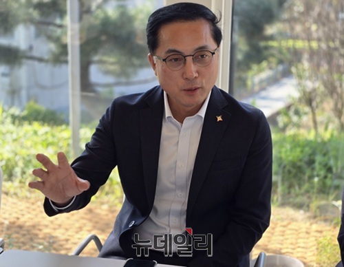 ▲ 박희조 구청장이 대청호를 환경 보전과 지역 발전이 조화를 이루는 지속 가능한 공간으로 만들겠다고 밝히고 있다. ⓒ김경태 기자