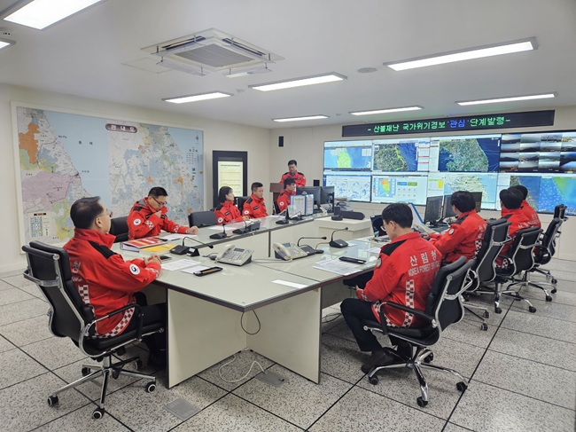 ▲ 김인호 산림청장(왼쪽에서 첫번째)이 상황실에서 산림재난 태응태세를 점검했다.
ⓒ동부지방산림청 ▲ 김인호 산림청장(왼쪽에서 첫번째)이 상황실에서 산림재난 태응태세를 점검했다.
ⓒ동부지방산림청