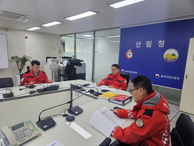 ▲ 김인호 산림청장(왼쪽에서 두번째), 최수천 동부지방산림청장(맨 오른쪽), 박승규 국유림경영과장(맨 왼쪽). ⓒ동부지방산림청 ▲ 김인호 산림청장(왼쪽에서 두번째), 최수천 동부지방산림청장(맨 오른쪽), 박승규 국유림경영과장(맨 왼쪽). ⓒ동부지방산림청