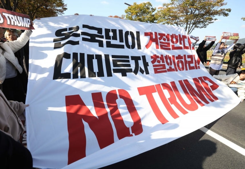 ▲ 한미정상회담이 열리는 29일 오후 경주박물관 인근에서 반(反)트럼프 시위대가 경찰 저지선을 뚫고 행사장 주변으로 접근하는 소동이 벌어졌다. ⓒ연합뉴스