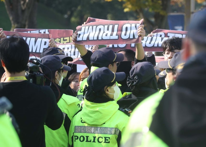 ▲ 한미정상회담이 열리는 29일 오후 경주박물관 인근에서 반(反)트럼프 시위대가 경찰 저지선을 뚫고 행사장 주변으로 접근하는 소동이 벌어졌다. ⓒ연합뉴스