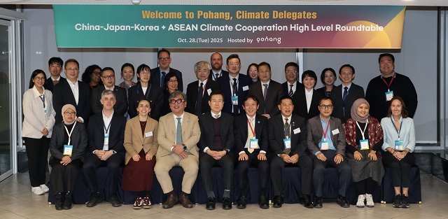 ▲ 한·중·일 및 ASEAN 주요국 고위급 기후 대표단이 28일 포항을 방문해 산업 현장을 둘러보고, 포항시 주최한 환영 만찬에 참석해 기념 촬영을 하고 있다.ⓒ포항시