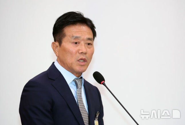 ▲ 문진희 축구협회 심판위원장이 국정감사에 참석해 사과했다.ⓒ뉴시스 제공