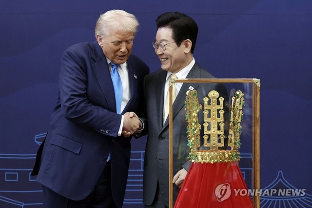 ▲ 이재명 대통령이 경북 경주박물관에서 도널드 트럼프 미국 대통령에게 '천마총 금관 모형'을 선물한 뒤 악수하고 있다. 대통령실통신사진기자단 251029 ⓒ연합뉴스