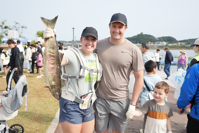 ▲ 연어 맨손잡기 체험. ⓒ양양문화재단 ▲ 연어 맨손잡기 체험. ⓒ양양문화재단