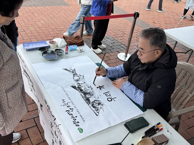 ▲ 연어 탁본 체험.ⓒ양양문화재단 ▲ 연어 탁본 체험.ⓒ양양문화재단