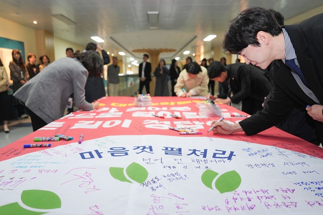 ▲ 강원특별자치도교육청(교육감 신경호)이 2026학년도 대학수학능력시험을 보름 앞둔 29일, 도교육청 청사에서 신경호 교육감과 직원들이 함께하는 '수능 응원 행사'를 진행했다. ⓒ강원특별자치도교육청 ▲ 강원특별자치도교육청(교육감 신경호)이 2026학년도 대학수학능력시험을 보름 앞둔 29일, 도교육청 청사에서 신경호 교육감과 직원들이 함께하는 '수능 응원 행사'를 진행했다. ⓒ강원특별자치도교육청